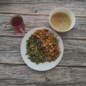 Zdjęcie przedstawia Dietę podstawową: Ogórkowa z ziemniakami Makaron pełnoziarnisty Gulasz warzywny z ciecierzycą Kompot owocowy z jabłkami Fasolka szparagowa z wody